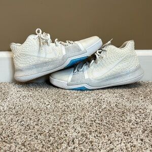 Kyrie 3 basketball shoes